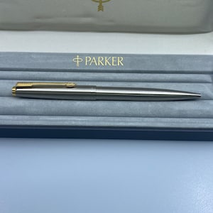Bolígrafo Parker Fabricado en España, Acero con Flecha Dorada