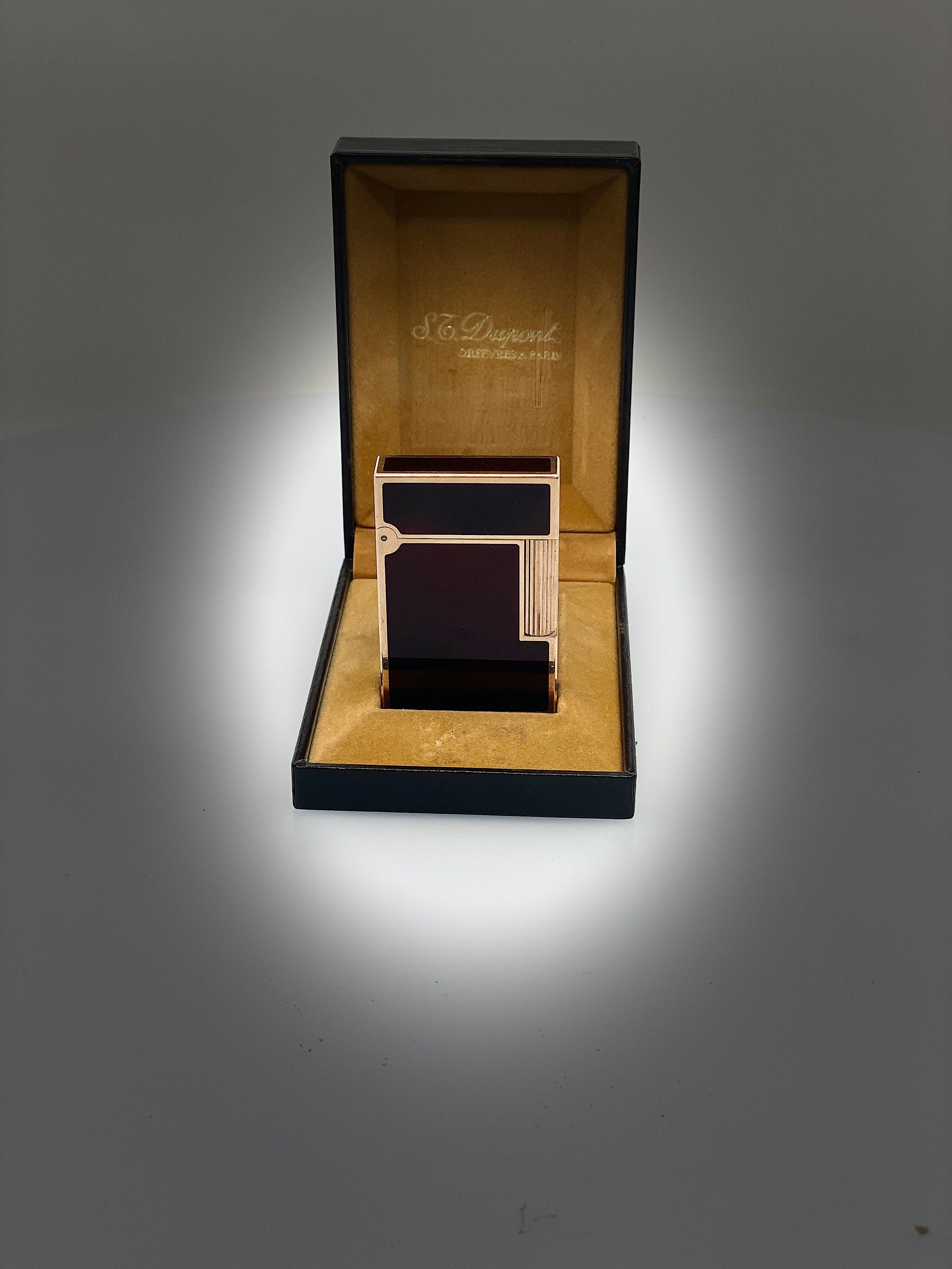 Isqueiro S.T. Dupont Gatsby - Elegância em laca chinesa marrom e