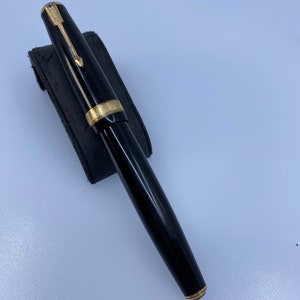 L'élégance distinctive de Parker : Long Major avec bande de capuchon Art déco et l'emblématique diamant bleu