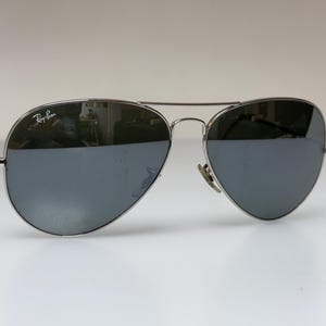 Ray-Ban Aviator Vintage solglasögon – Silverbågar och mörka linser – Klassisk pilotstil – Autentisk retro bild 1
