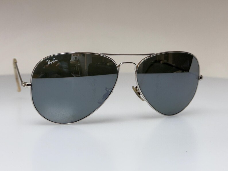 Ray-Ban Aviator Vintage solglasögon – Silverbågar och mörka linser – Klassisk pilotstil – Autentisk retro bild 1