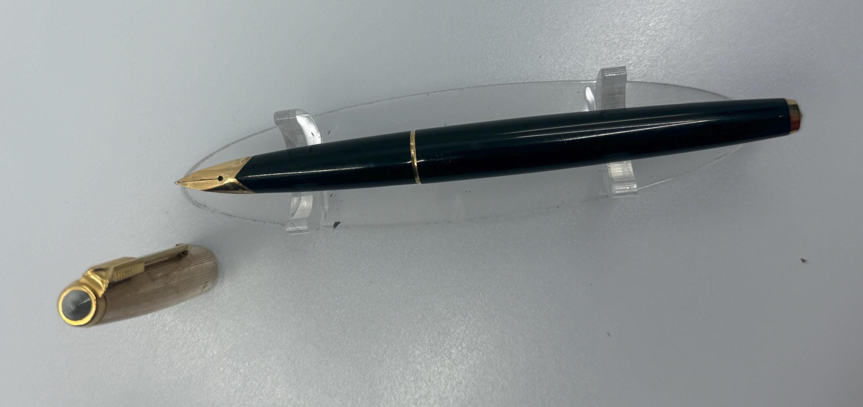 Vintage Parker 65 Fountain Pen – 14K Gold Nib – Black Resin & Gold