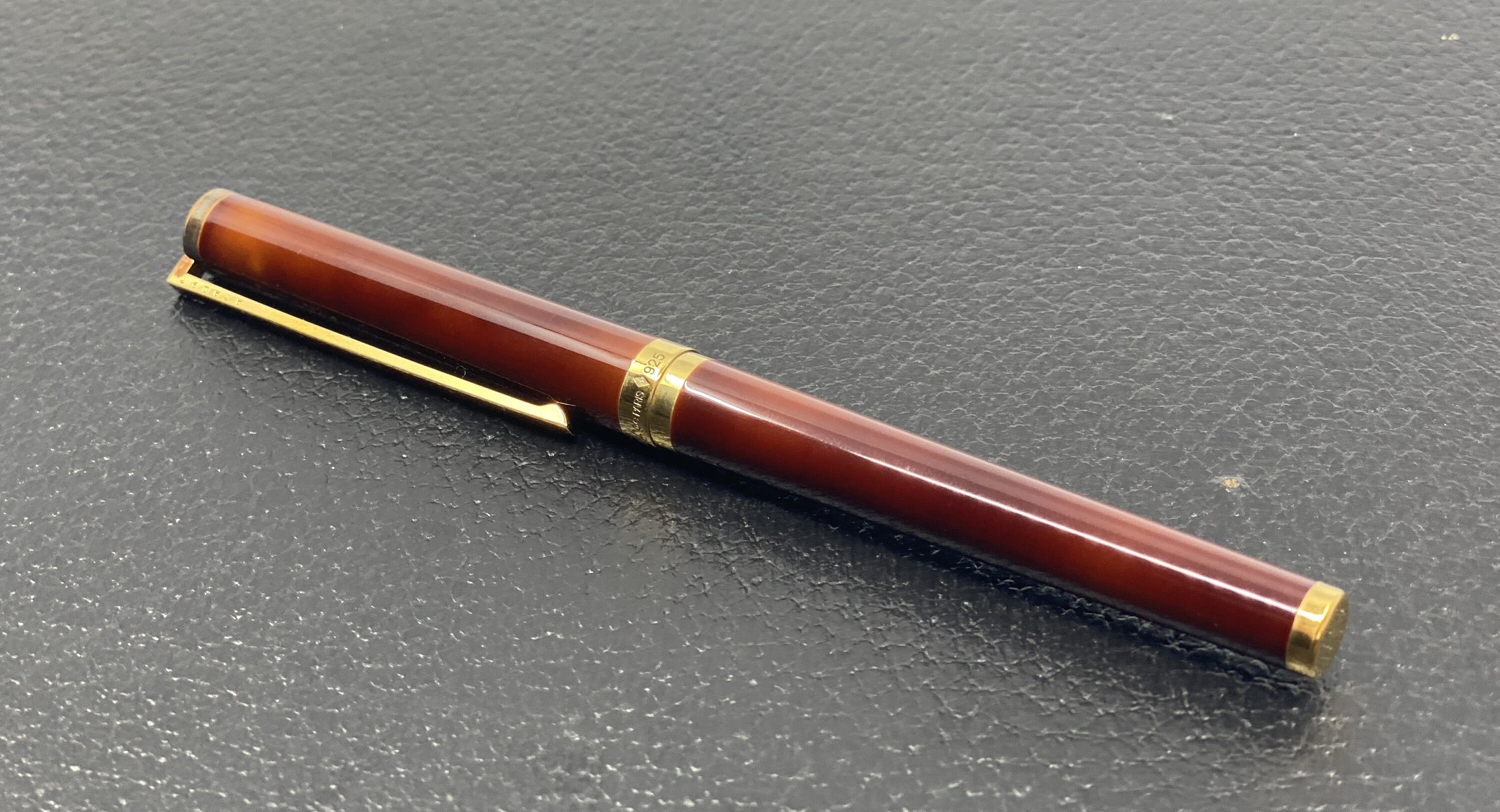 Stylo Plume S.T. Dupont Laque De Chine Rouge Annelé - Plume Or 18 Carats, Occasion De Luxe