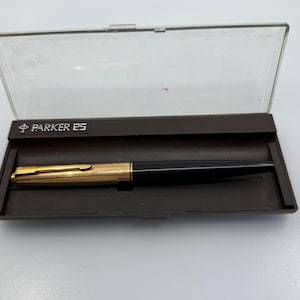 Penna stilografica Parker 45 | Cappuccio placcato oro, corpo nero | Pennino in oro 14 carati | Classico vintage