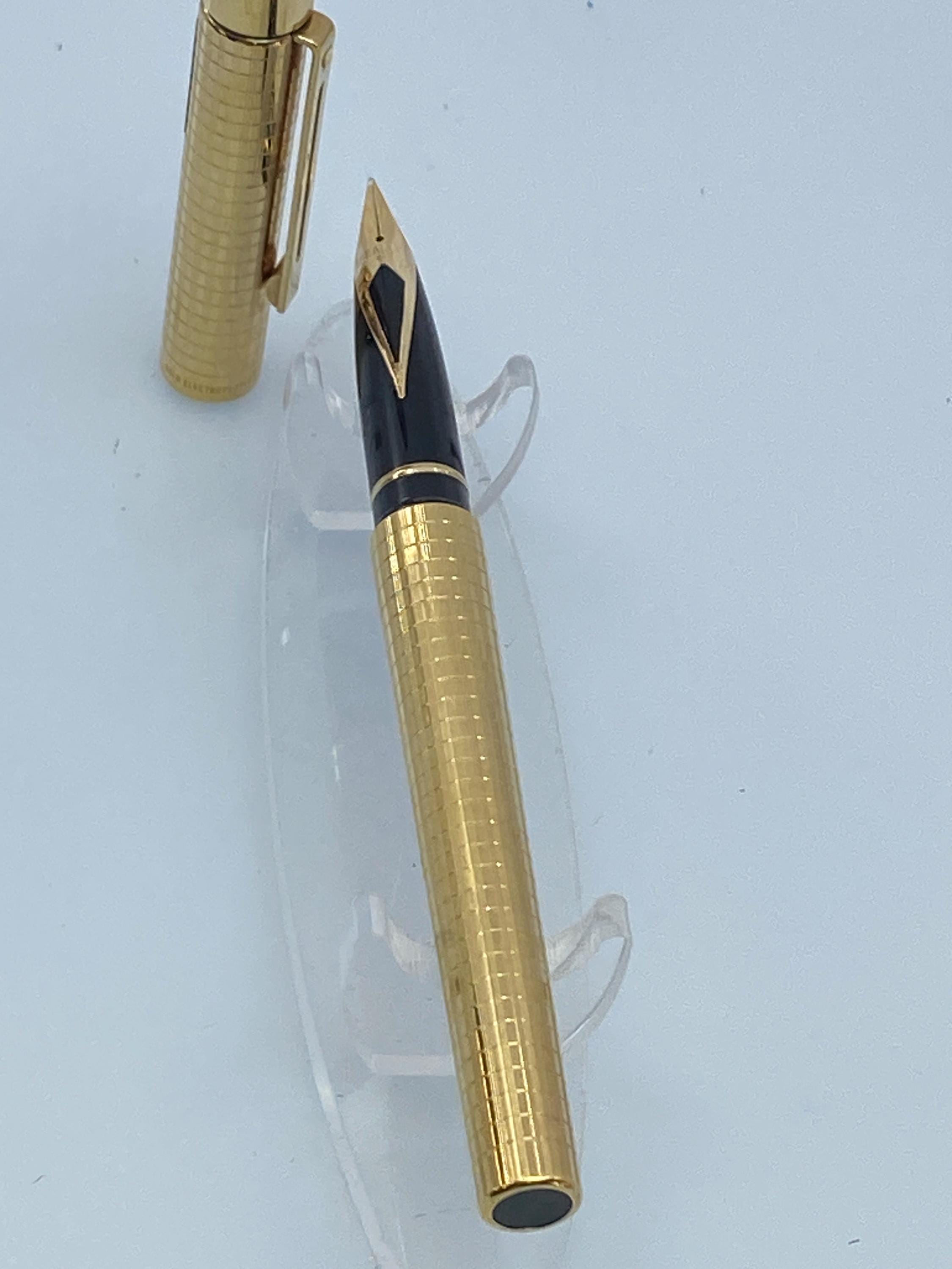 Sheaffer Targa 1007 Fountain Pen, Gold Geometric Crosshatch Finish