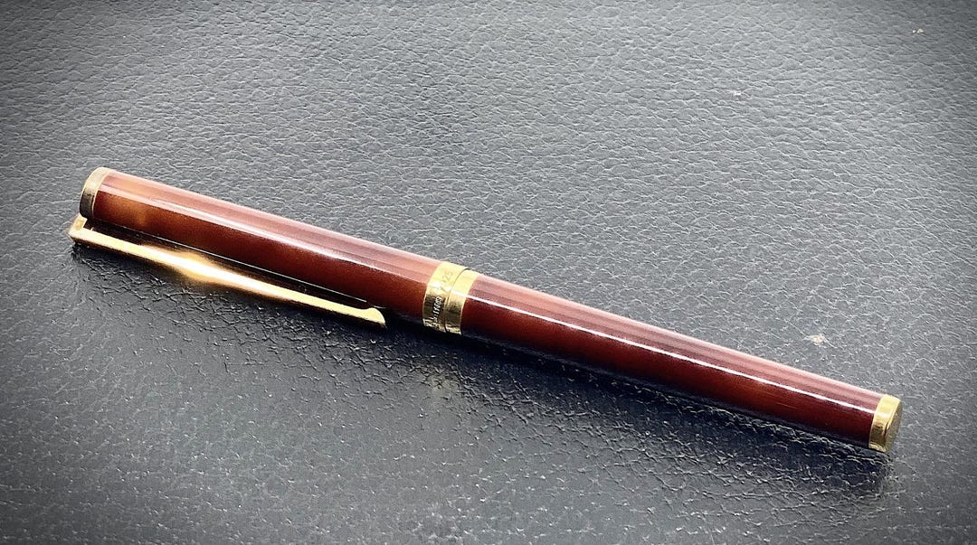 S.T. Dupont Laque de Chine 万年筆 S.T. Dupont Laque De Chine Fountain Pen With 18K Gold and Silver