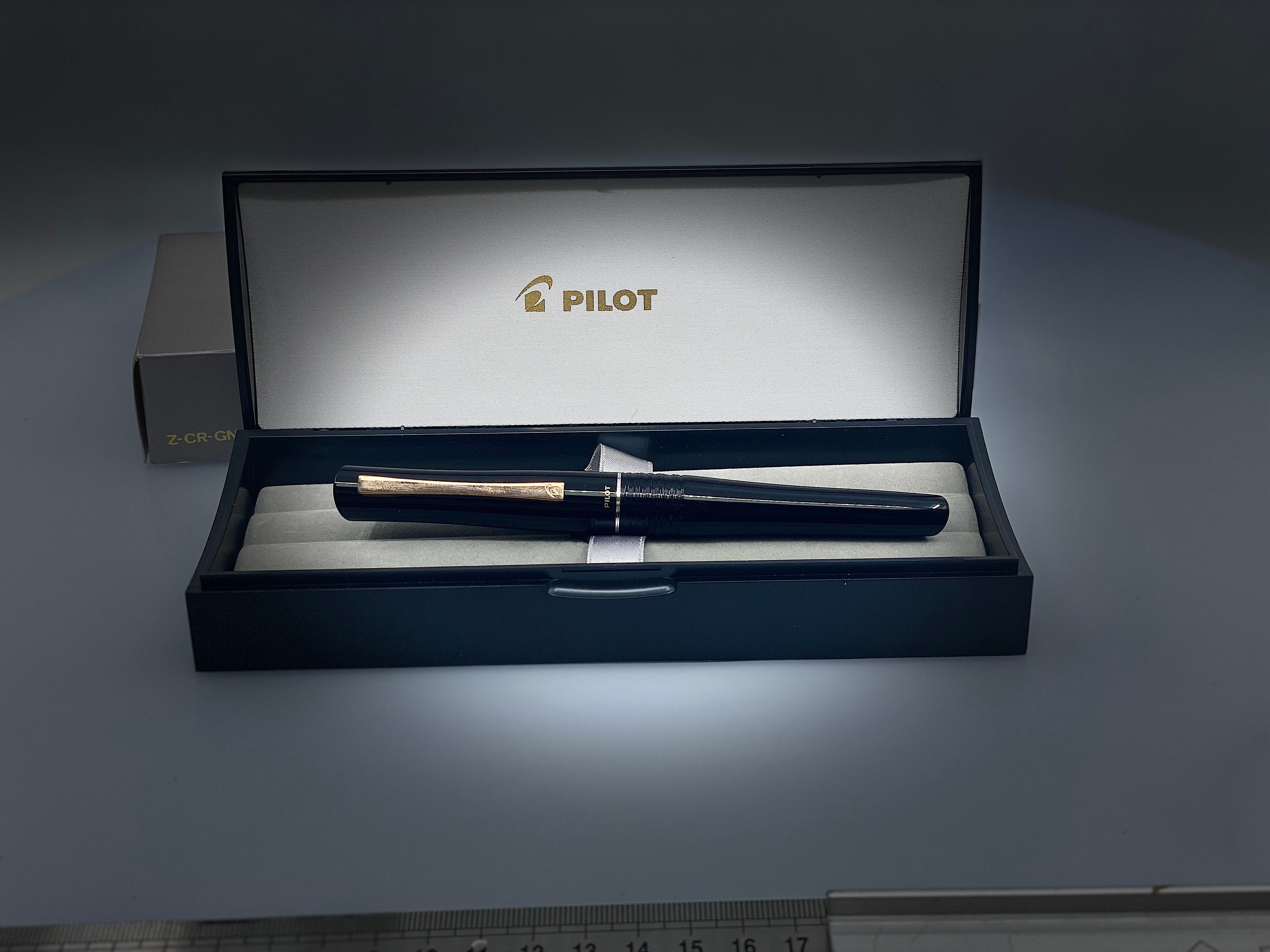 PILOT ペン　18K Pilot Bamboo Fountain Pen Never Inked, Black Resin, 18K 750 Medium