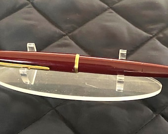 Montblanc 32 Burgundy Vintage Fountain Pen, 18K Gold Nib, Rare Color, Gold Trim, German Luxury Pen, Collector’s Writing Instrument
