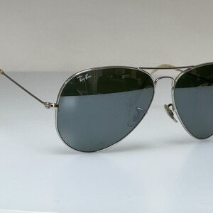 Ray-Ban Aviator Vintage solglasögon – Silverbågar och mörka linser – Klassisk pilotstil – Autentisk retro bild 2