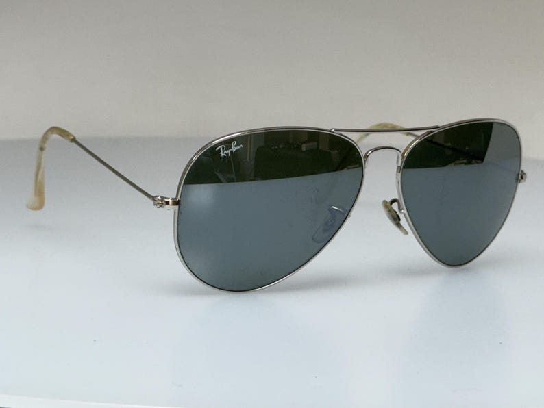 Ray-Ban Aviator Vintage solglasögon – Silverbågar och mörka linser – Klassisk pilotstil – Autentisk retro bild 2