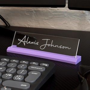 Targa da scrivania e base in acrilico trasparente personalizzata, regalo per ufficio, Babbo Natale segreto, accessorio da scrivania, regalo aziendale divertente per dipendente, targa da scrivania personalizzata