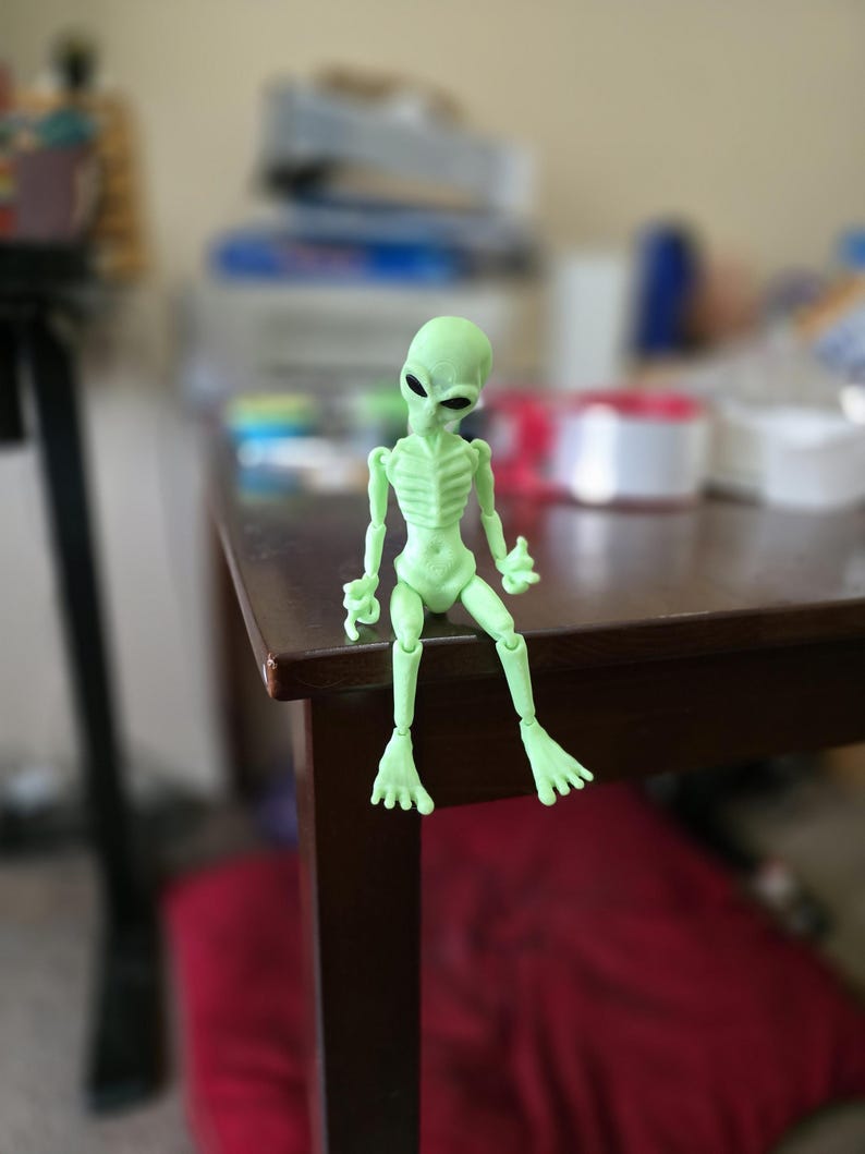 Glow-in-the-dark Alien Figurine: 3D Printed Poseable Sci-fi Desk Decor ...