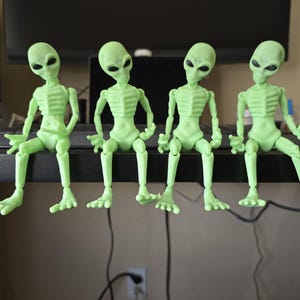 Glow-in-the-Dark Alien Figurine: 3D Printed Poseable Sci-Fi Desk Decor