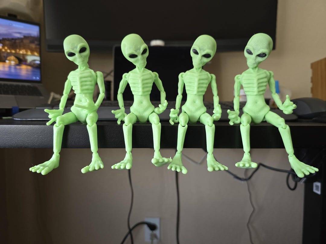 Alien Desk Model Glow-in-the-dark Alien Figurine: 3D Printed Poseable Sci-fi Desk Decor ...