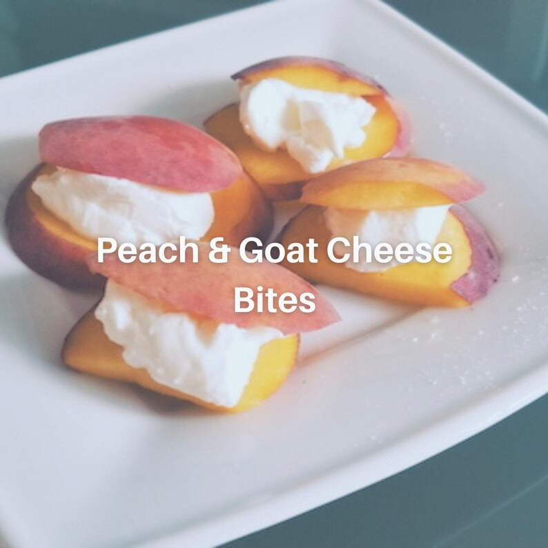 Puede incluir: Cuatro mitades de melocot&oacute;n cubiertas con queso de cabra y dispuestas en un plato blanco. El texto "Peach & Goat Cheese Bites" est&aacute; escrito en el plato.