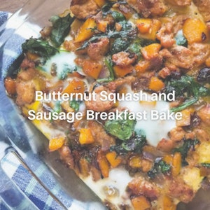 Puede incluir: Un plato para hornear lleno de un horneado de desayuno de calabaza moscada y salchicha. El plato est&aacute; lleno de dados de calabaza moscada, salchicha cocinada, espinacas y huevos. El plato est&aacute; cubierto con una capa de queso derretido.