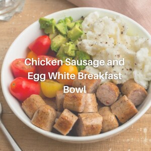 Puede incluir: Un bol blanco lleno de una comida de desayuno de salchicha de pollo, claras de huevo, aguacate y tomates cherry. El bol est&aacute; sobre una superficie de madera. El texto "Chicken Sausage and Egg White Breakfast Bowl" est&aacute; escrito en la imagen.
