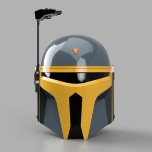 Peut inclure: Un casque gris et jaune avec une antenne noire. Le casque a une finition brillante et un design distinctif, avec une visière et des accents jaunes. Un triangle orange est visible sur le dessus du casque.