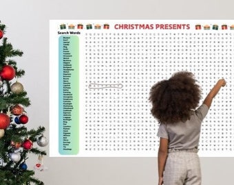 Op de afbeelding: Een versierde kerstboom met rode, zilveren en gouden ornamenten staat naast een grote woordzoeker met het opschrift "CHRISTMAS PRESENTS". Een kind wijst naar de puzzel. Ingepakte cadeaus en lantaarns staan aan de voet van de boom.