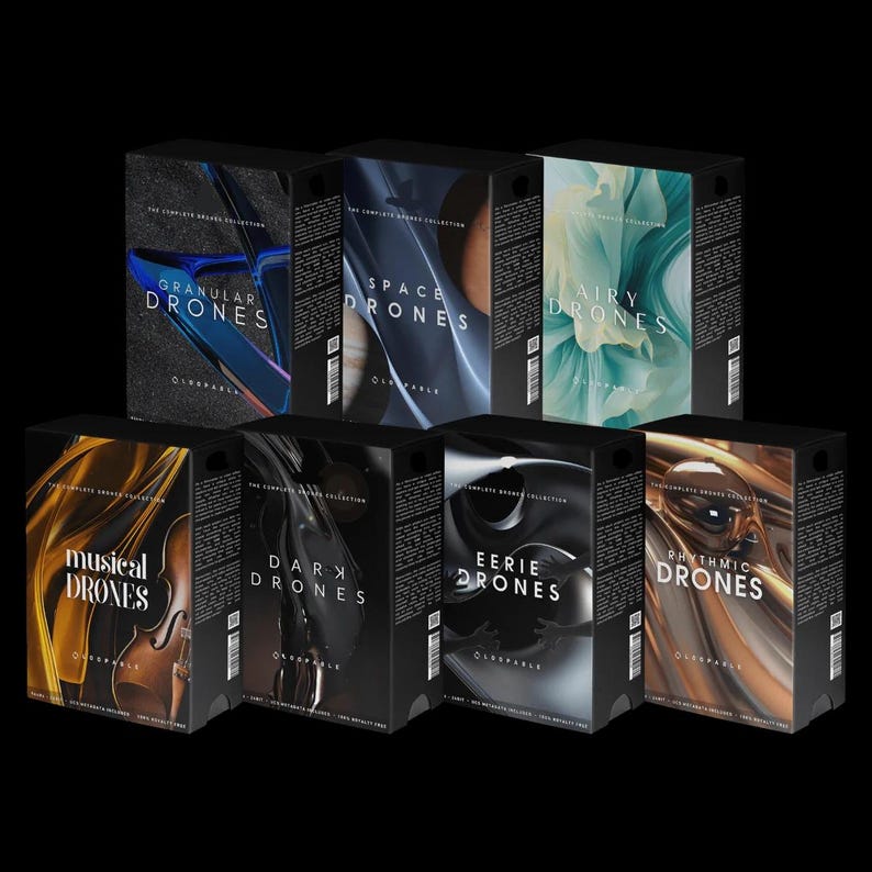 Peut inclure: Huit bo&icirc;tes noires avec des motifs abstraits de couleurs diff&eacute;rentes sur le devant. Chaque bo&icirc;te porte les mots "The Complete Drone Collection" et "OLTOPARLE" imprim&eacute;s sur le devant. Les bo&icirc;tes sont &eacute;tiquet&eacute;es avec diff&eacute;rents types de drones : "Granular Drones", "Space Drones", "Airy Drones", "Musical Drones", "Dark Drones", "Eerie Drones", "Rhythmic Drones".