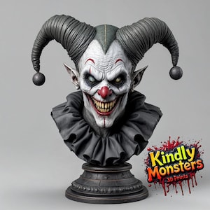 Può includere: Busto dettagliato di un clown minaccioso con tratti esagerati. Il clown ha un viso bianco con accenti rossi, un grande naso rosso e un ampio sorriso sinistro. Il busto presenta grandi corna curve e un colletto arruffato. La base ha il testo "Kindly Monsters 3D Prints".