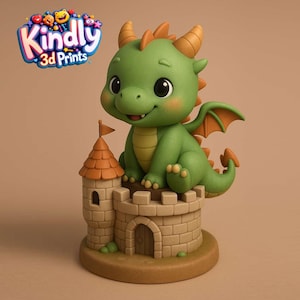 Puede incluir: Una figura de dragón verde con detalles naranjas está sentada sobre un castillo marrón. El dragón tiene ojos grandes y pequeñas alas. El castillo tiene una pequeña torre con una bandera. El logo "Kindly 3D Prints" está en la esquina superior izquierda.