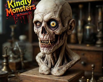 Puede incluir: Impresión 3D detallada de un busto de zombi con rostro de calavera, ojos amarillos y dientes expuestos. El busto está montado sobre una base de madera. La imagen incluye el texto "Kindly Monsters 3D Prints".