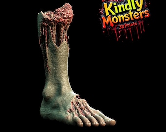 Puede incluir: Un pie cortado y espantoso con huesos y carne expuestos, con una apariencia realista y en descomposición. El pie es de color verde pálido con detalles rojos y sangrientos. La imagen incluye el texto "Kindly Monsters 3D Prints".