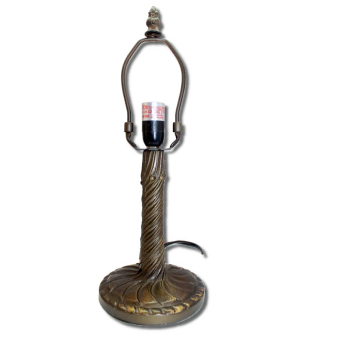 アンティークスタイルの金属製ランプベース。アールヌーボー様式、11