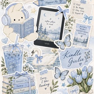 Puede incluir: Una colección de pegatinas en tonos azules que incluye un lector electrónico, pilas de libros, un conejo con auriculares, un cisne, mariposas, tulipanes y textos como In My Blue Reader Era, Kindle Girlie y One More Chapter, decorados con lazos.