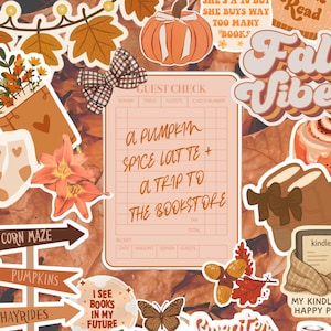Può includere: Un collage di adesivi e illustrazioni a tema autunnale. Include zucche, foglie, una ricevuta con "Pumpkin Spice Latte + a trip to the bookstore", e testo che dice "Fall Vibes" e "Sweater Weather".