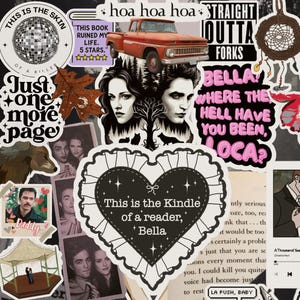 Puede incluir: Un collage de pegatinas e imágenes con temática Crepúsculo. Incluye imágenes de los personajes, una camioneta roja y texto que dice "Bella, where the hell have you been, loca?" y "This is the Kindle of a reader, Bella."