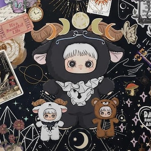 Peut inclure: Une coque de tablette noire avec un design fantaisiste, comprenant des personnages de dessins animés, des cartes de tarot et des éléments célestes. La coque a un fond sombre avec les mots "DARK ROMANCE ADDICT". La coque est tenue dans une main sur un fond de forêt flou.