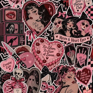 Puede incluir: Una colección de pegatinas con ilustraciones góticas en rosa y negro, que incluyen corazones, calaveras, brujas, un pastel, una poción de amor y televisores con imágenes de terror, decorados con lazos y varias frases de texto.