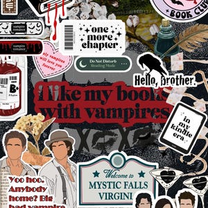 Könnte beinhalten: Eine Collage von Aufklebern mit Vampir-Thema. Enthält Texte wie "Mystic Grill", "Dracula", "Salvatore 1864", "Vampire Romance Book Club" und "Hello, brother". Weitere Aufkleber zeigen Zitate und Illustrationen.
