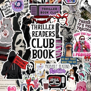 Puede incluir: Un collage de pegatinas con temática de terror con texto como "Thriller Readers Club Book" y "Collecting Red Flags". Las imágenes incluyen un cuchillo, un Care Bear con una huella de mano ensangrentada y varios personajes de películas de terror.