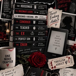 以下が含まれることがあります： Freida McFaddenの書籍（The Housemaid、The Housemaid's Secret、The Housemaid Is Watching、The Coworker、The Teacher、The Ex、The Perfect Son、The Crash）の積み重ねと、Kindle、マグカップ、バラ、ノートが配置されています。