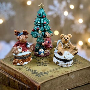 Juego de tres cajas de baratijas de cerámica con bisagras de Boyds Bears Bearware con ositos diminutos en su interior.