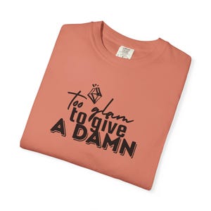 Benvolent Blackout, zu bezaubernd, um einen Dreck zu geben Unisex stückgefärbtes T-Shirt, trendiges grafisches T-Shirt, Freizeitkleidung, Geschenk für Freunde, Geburtstagsgeschenk