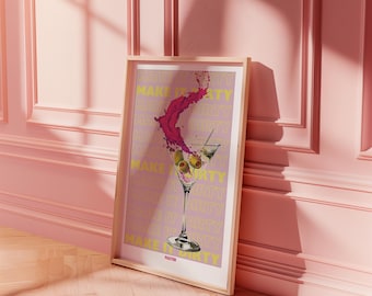 Może przedstawiać: Różowy i żółty plakat z tekstem "Make it Party" powtarzającym się w wzorze. Szklanka do martini z zielonymi oliwkami i różowym płynem znajduje się w środku plakatu.