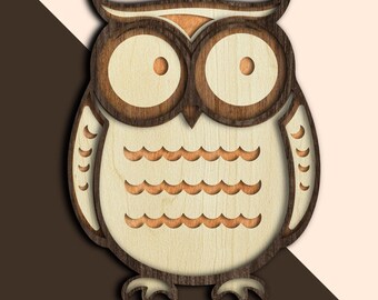 Op de afbeelding: Een houten uil uitsnijding met bruine en beige verf. De uil heeft grote ogen en een rond lichaam met een golvend patroon.