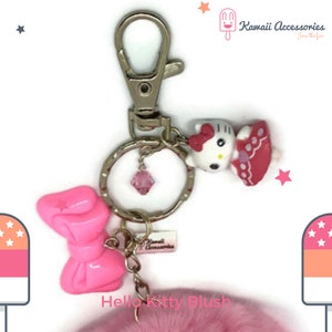 Pendentif de sac porte-clés pompon rose kawaii avec décoration en cristal Swarovski dans différents thèmes Hello Kitty Blush