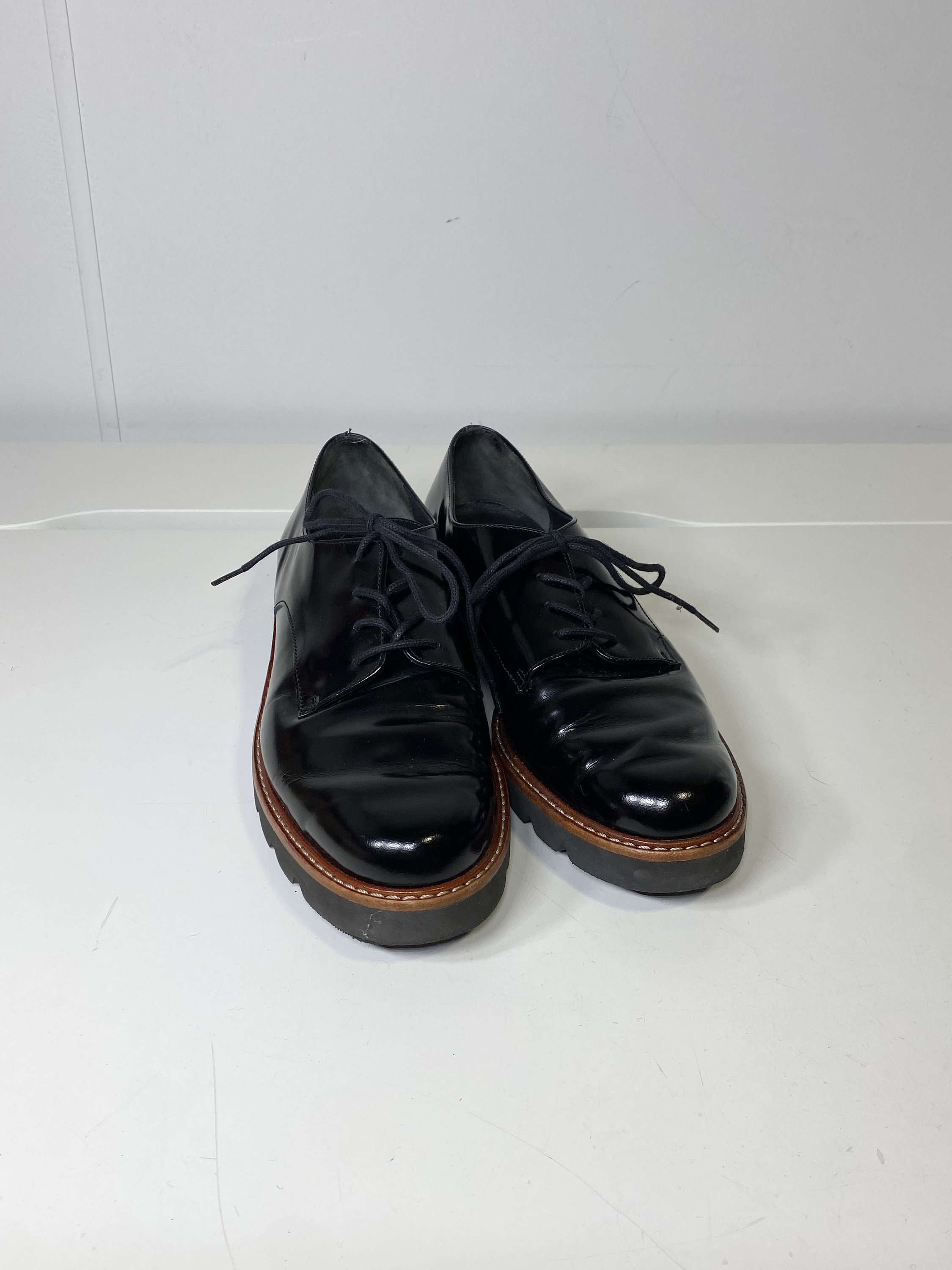 Stuart weitzman jesper oxford hotsell shoes