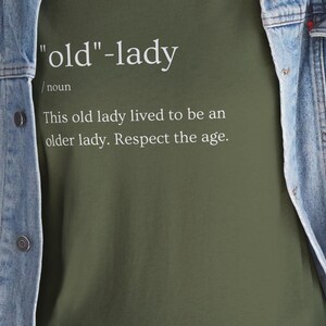 老婦人定義Tシャツ - この老婦人は年老いた女性として生き、年齢を尊重し、優雅に年を重ねています