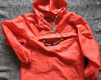 Chaqueta cortavientos plegable K Way de estilo vintage.