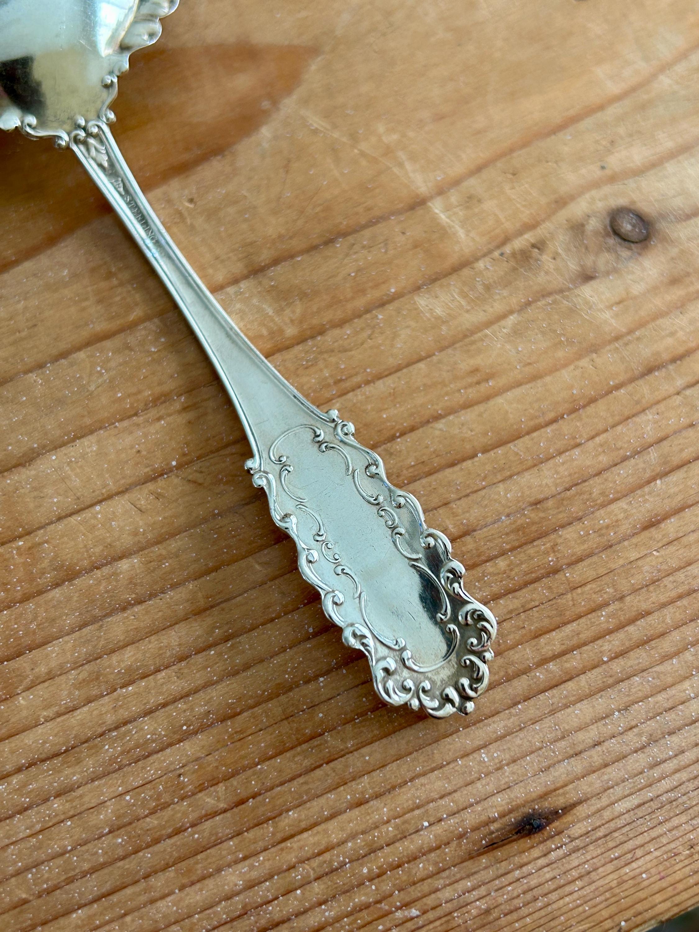 純銀　ナッツ／ボンボン　スプーン Vintage Sterling Silver Bon Bon, Nut or Candy Spoon With Monogram