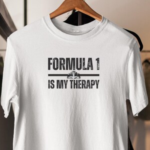 Camiseta de terapia de F1, regalo de coche de carreras, camiseta de Gran Premio, entusiasta de las carreras, camiseta de deportes de motor, regalo para fanático de la F1, camiseta gráfica para él