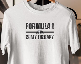 Op de afbeelding: Wit T-shirt met zwarte tekst die "Formule 1 is mijn therapie" luidt.