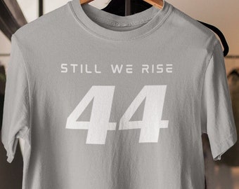 Camiseta Still We Rise, regalo de coche de carreras, camiseta de Gran Premio, camiseta de deportes de motor, regalo para fanáticos de la F1, camiseta gráfica, Lewis Hamilton, equipo Ferrari 44