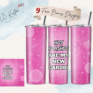 Op de afbeelding: Drie roze roestvrijstalen bekers met een waterdruppelpatroon. De middelste beker heeft de tekst "HOT FLASHES ARE MY NEW CARDIO" in zwart.